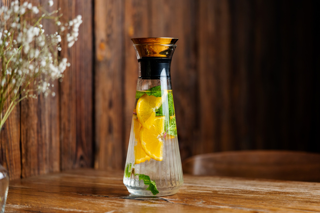 Karafka Vialli Design Mia 2064 Drip-Free ze złotą górą, 900 ml