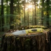 Nóż Womsi Alpha Miu ze stali S90V, rękojeść z żółtej mikarty, skórzana pochwa
