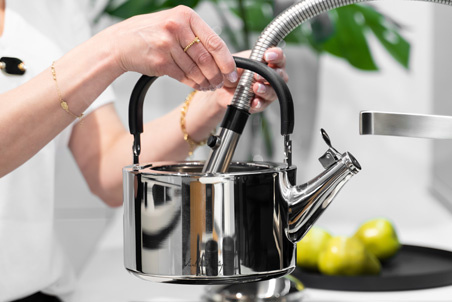 Czajnik 1,5l z gwizdkiem Diamante stalowy polerowany 27848 - Vialli Design