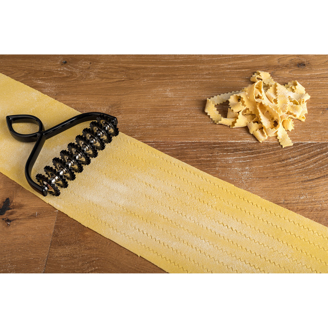 Wykrawacz do makaronu Pastabike, czarny design line - Marcato