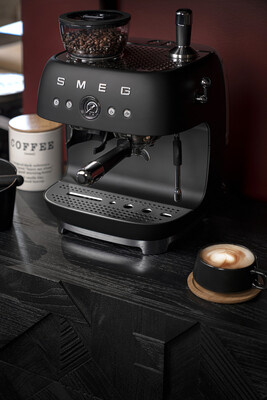 Smeg - Ekspres do kawy, kolbowy z wbudowanym młynkiem EGF03BLMEU 50's Style - czarny