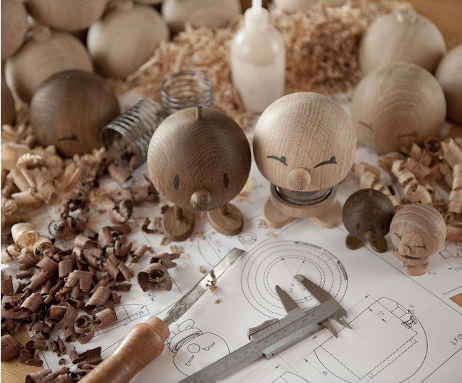 Hoptimist Bumble S figurka z dębu Fsc dekoracja biurkowa smoked oak