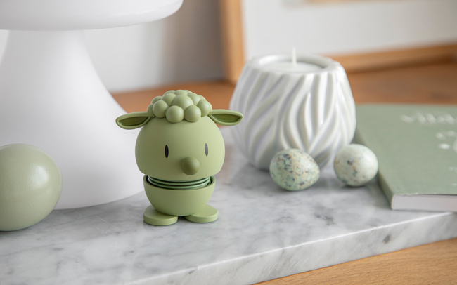 Figurka Hoptimist Soft Lambert S Olive dekoracyjna na stół wielkanocny