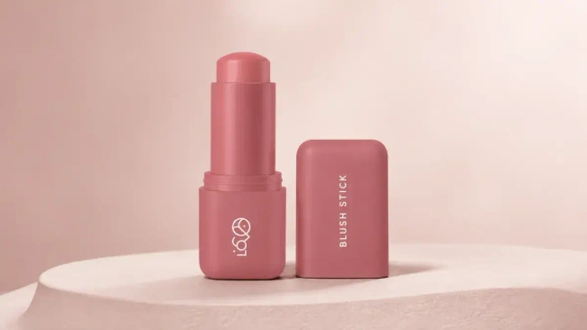 Róż do policzków w sztyfcie Lovro Blush Stick, kremowa formuła, 5 g
