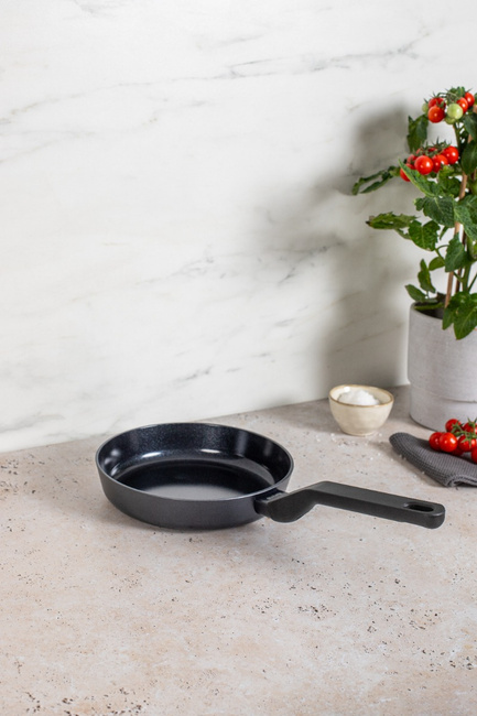 Patelnia Brabantia Onyx 20 cm z prostymi ściankami, czarna