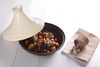 Naczynie do tajine Staub 28 cm, żeliwna podstawa i ceramiczna pokrywa, beżowo-czarne