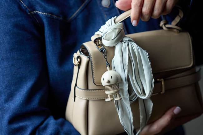 Zawieszka brelok Hoptimist Bumble Latte 2w1 Bag Charm Figurkę Sprężynującą