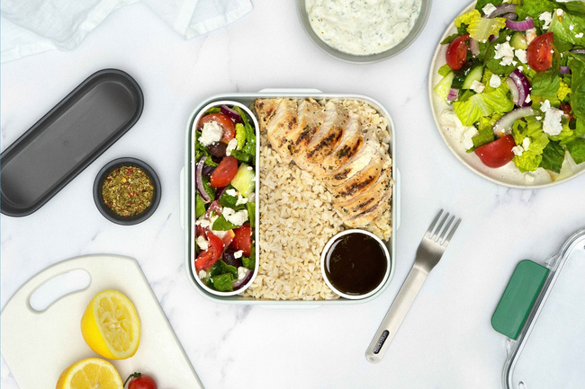 Lunch box kwadratowy Black+Blum 1 l, morski, z widelcem i pojemnikiem na sos