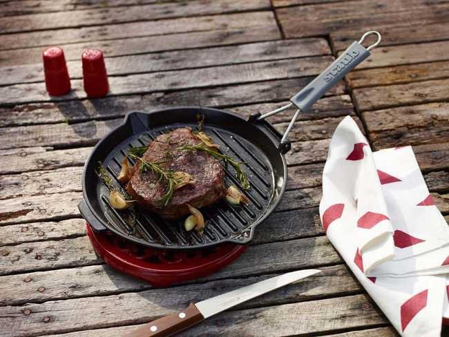 Okrągła patelnia żeliwna grillowa 27 cm, czarny - Staub