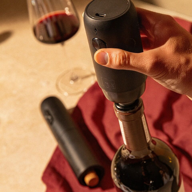 Elektryczny zestaw do wina Vacu Vin, otwieracz, pompka próżniowa i 2 korki