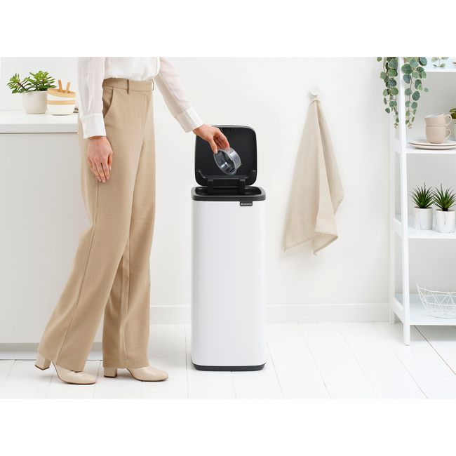 Kosz na śmieci Brabantia Bo Touch Bin 30 l, biały, z wiadrem z uchwytem
