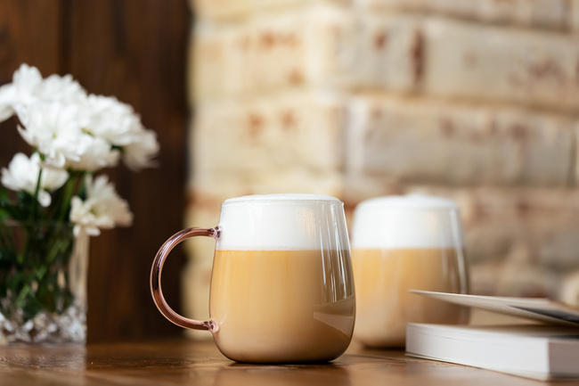 Komplet 2 szklanek Bolla 400 ml z różowym uchem Vialli Design