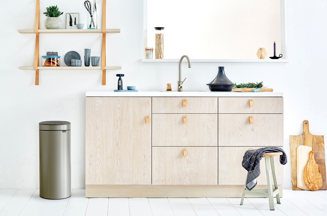 Kosz na śmieci Brabantia Touch Bin New 30 l Platinum z plastikowym wiadrem