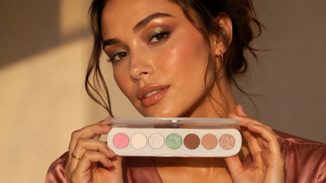 Paleta cieni do powiek Lovro Bloomlight Eyeshadow Palette, beże, róż i perłowa zieleń, 6,4 g
