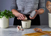 Pojemnik na czosnek z tarką Mason Cash Innovative Kitchen, kamionka, biało-szary