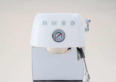 Smeg - Ekspres do kawy, kolbowy ECF03WHEU 50's Style - White