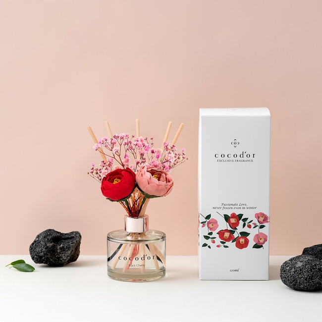 Dyfuzor zapachowy z patyczkami i prawdziwymi kwiatami Flower Camellia Black Cherry Cocodor