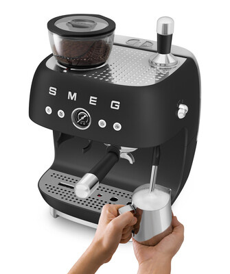 Smeg - Ekspres do kawy, kolbowy z wbudowanym młynkiem EGF03BLMEU 50's Style - czarny