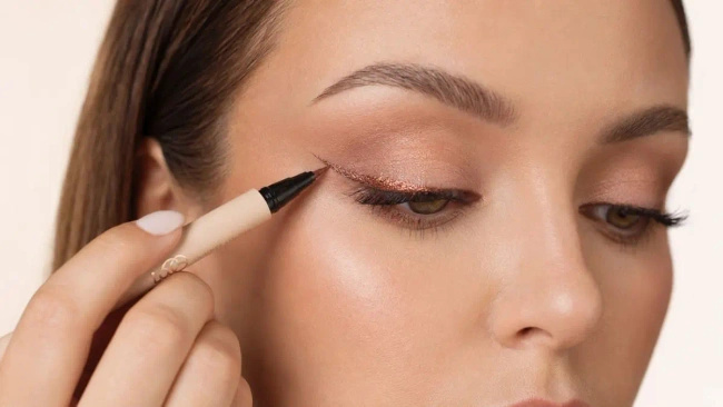 Eyeliner w płynie Lovro Shimmer Eyeliner 01 Chocolate, czekoladowy z drobinkami
