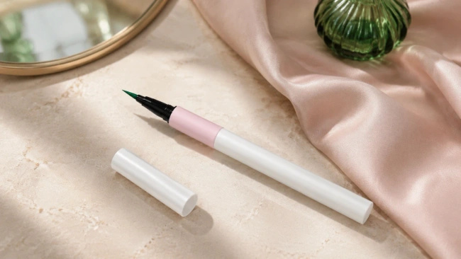 Eyeliner w płynie Lovro Bloomlight Eyeliner Emerald, szmaragdowy, wodoodporny, 0,6 g
