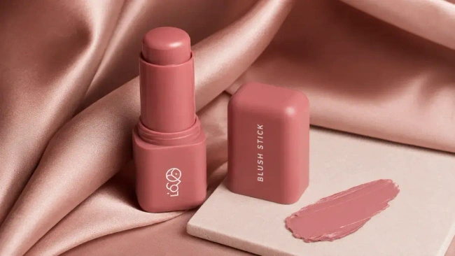 Róż do policzków w sztyfcie Lovro Blush Stick, kremowa formuła, 5 g