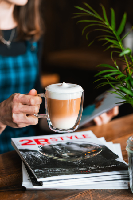 Komplet 2 filiżanek ze spodkami z podwójną ścianką 250ml Amo 27565 - Vialli Design