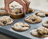 Forma na 12 muffinów Joseph Joseph Nest Bake ze stali węglowej, niebieska