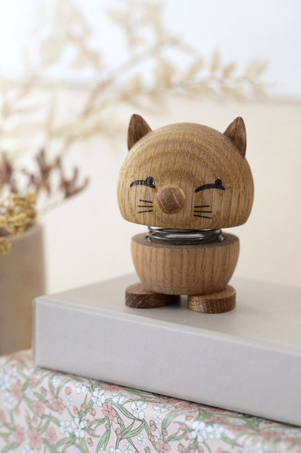 Figurka kota Hoptimist Cat z drewna dębowego