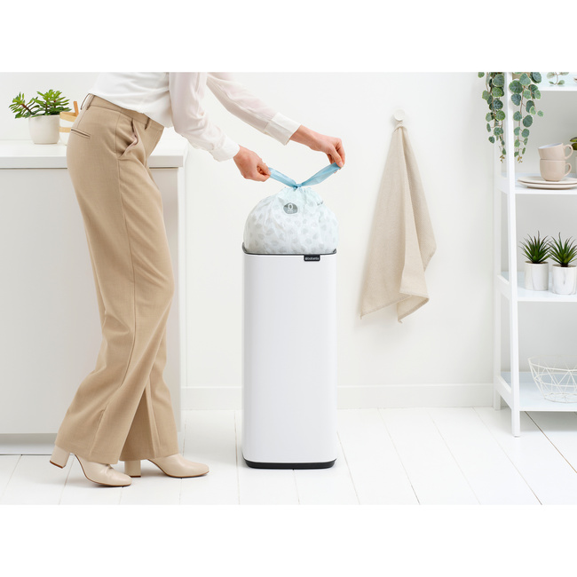 Kosz na śmieci Brabantia Bo Touch Bin 30 l, biały, z wiadrem z uchwytem