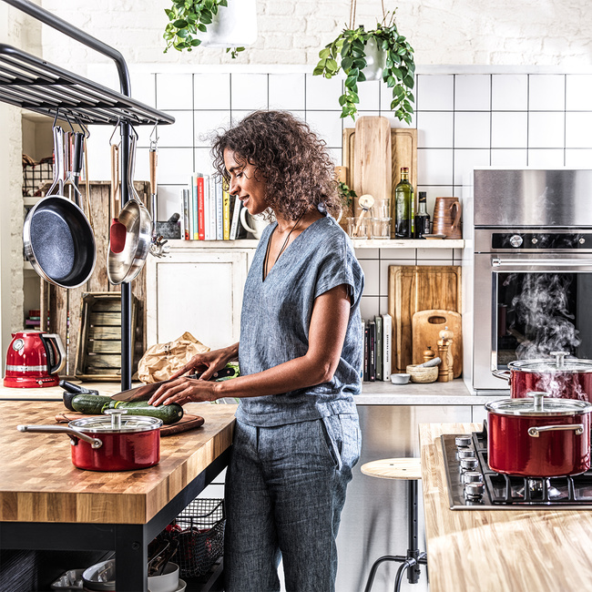 Rondel emaliowany KitchenAid 2,4 l z pokrywką, czerwony