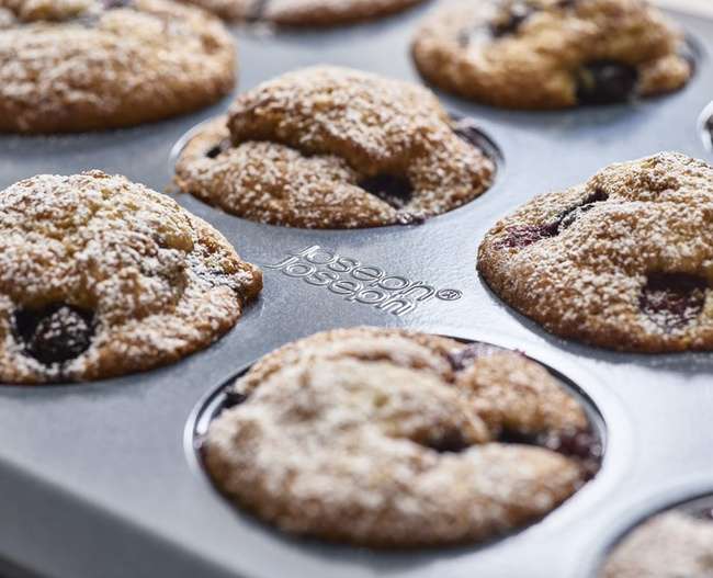 Forma na 12 muffinów Joseph Joseph Nest Bake ze stali węglowej, niebieska