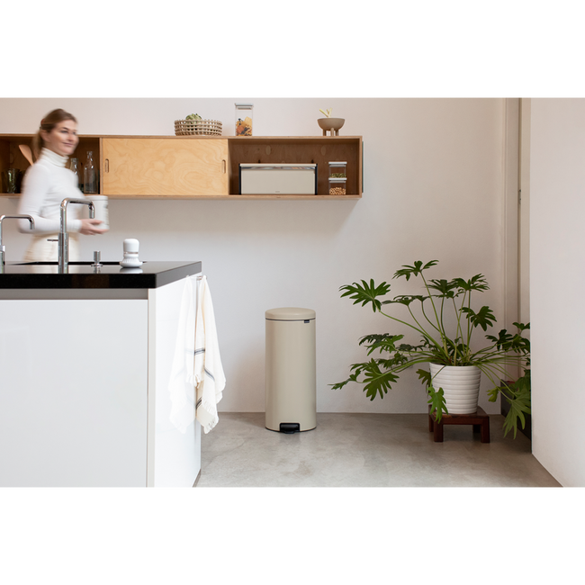 Kosz pedałowy Brabantia NewIcon 30 l, Soft Beige z powłoką mineralną