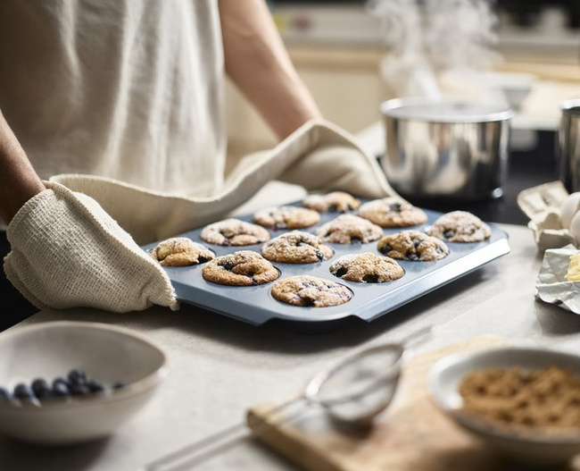 Forma na 12 muffinów Joseph Joseph Nest Bake ze stali węglowej, niebieska