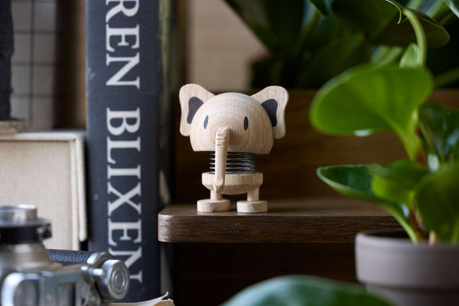 Figurka Hoptimist Elephant S z drewna dębowego, kolekcja The Big Five