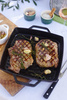 Patelnia grillowa Staub kwadratowa 23 cm, żeliwna, z dwoma uchwytami, czarna