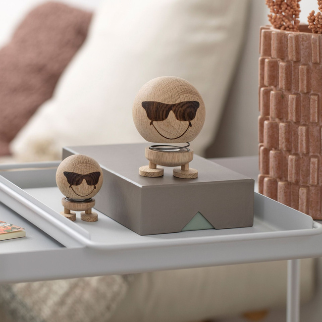 Figurka Hoptimist Smiley Cool M Raw Oak, uśmiech w okularach